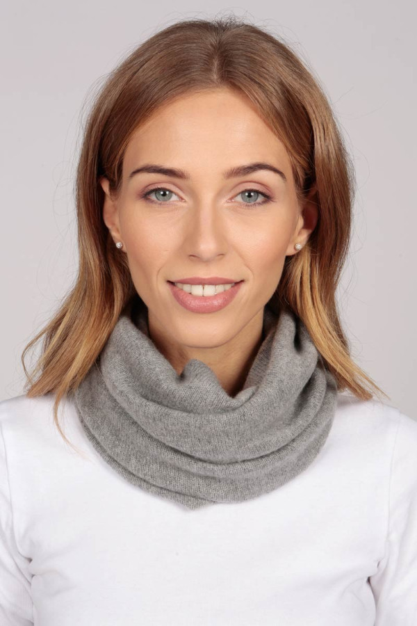 Cashmere snood in light grey