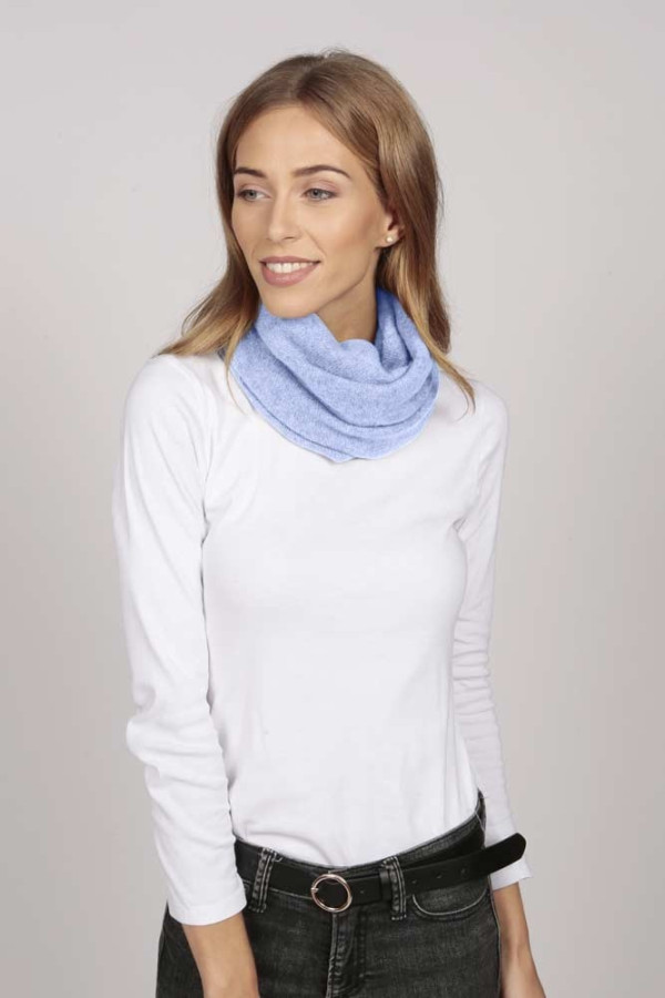 Cashmere snood in light blue 1