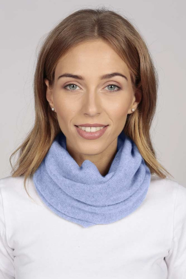 Cashmere snood in light blue 4