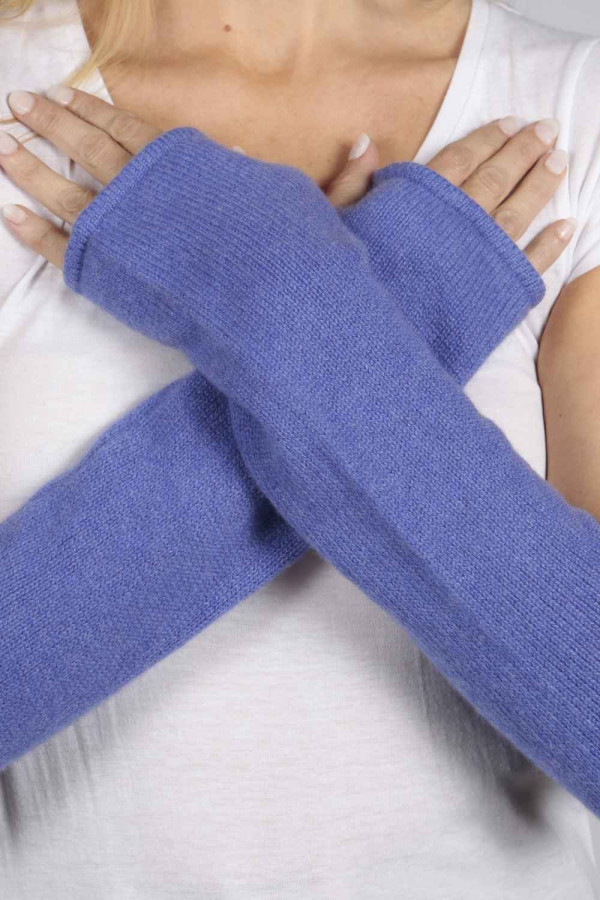 Longs gants / chauffe-poignet sans doigts pur cachemire en bleu pervenche. Fabriqué en Italie