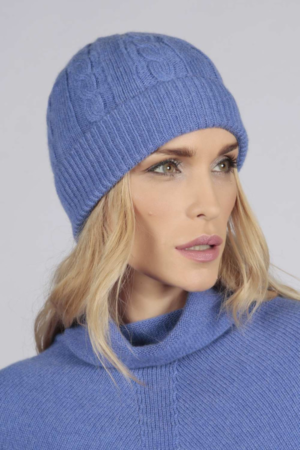 Bonnet en tricot torsadé et côtelé pur cachemire en bleu pervenche. Fabriqué en Italie.