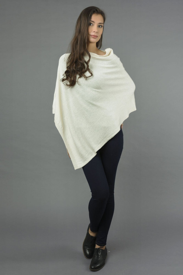 Poncho asimmetrico in puro cashmere Bianco panna con punta. Made in Italy