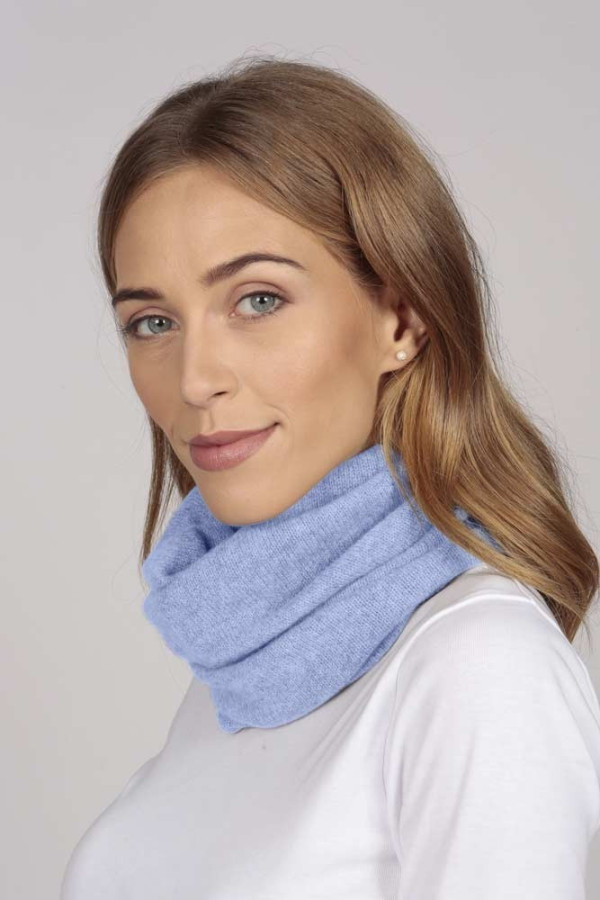 Cashmere snood in light blue 2